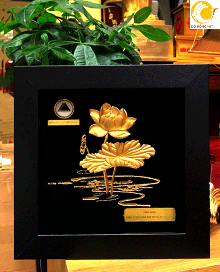 Tranh bông sen vàng là biểu tượng văn hóa Việt